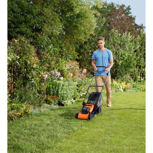 Talent using the BLACK+DECKER BEMWP340 34cm 1400W Corded Mower