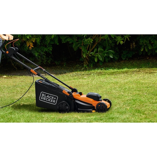 Alternate angle of talent using the BLACK+DECKER BEMWP340 34cm 1400W Corded Mower