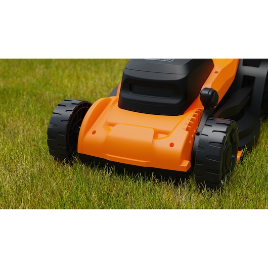 Close up view of the BLACK+DECKER BEMWP340 34cm 1400W Corded Mower cutting area