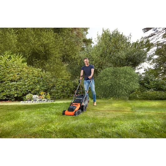 Talent using the BLACK+DECKER BEMWP400 40cm 1800W Corded Mower