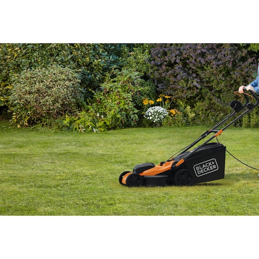 Alternate angle of talent using the BLACK+DECKER BEMWP400 40cm 1800W Corded Mower