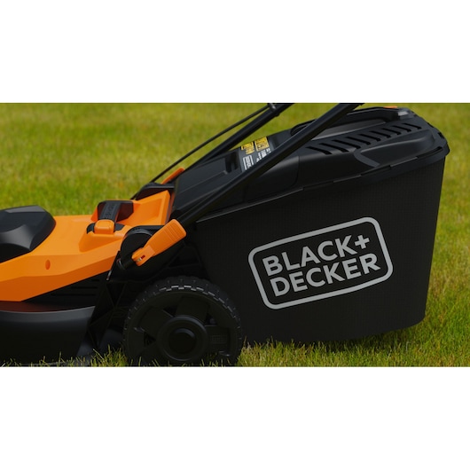 Close up view of the BLACK+DECKER BEMWP400 40cm 1800W Corded Mower storage bag