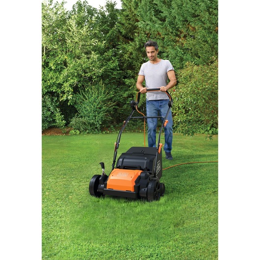 Talent using the BLACK+DECKER BEOEP320 30cm 1200W Corded Scarifier