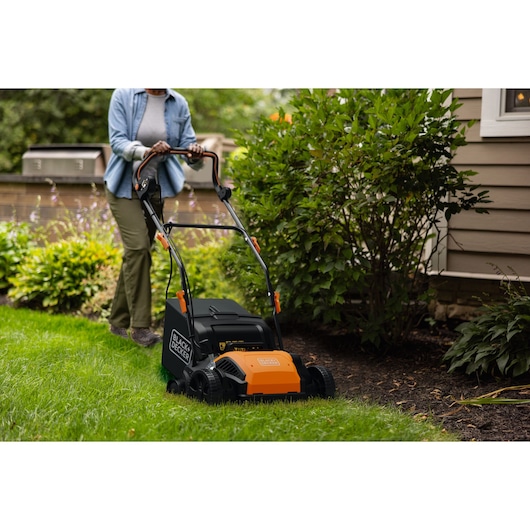 Alternate angle of talent using the BLACK+DECKER BEOEP320 30cm 1200W Corded Scarifier
