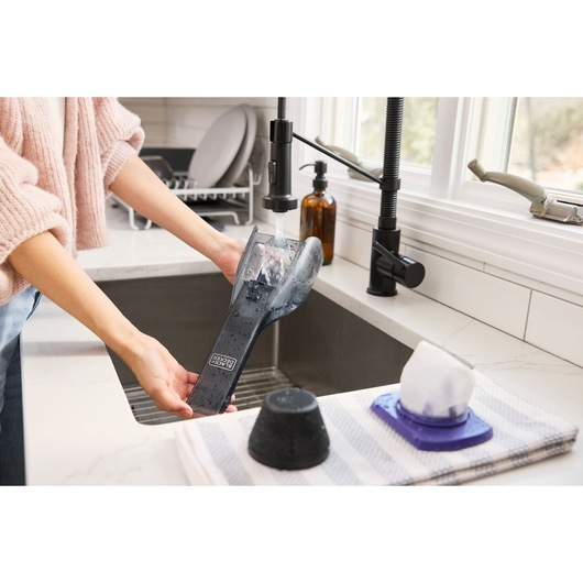 Cordless handheld vacuum cleaner with motorised pet brush attachment