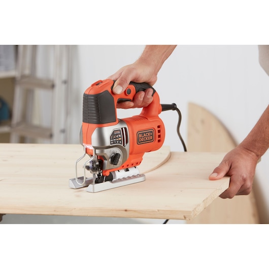 BLACK+DECKER 650W Σέγα Εκκρεμούς κίνησης ρεύματος με 2 λεπίδες και Κασετίνα