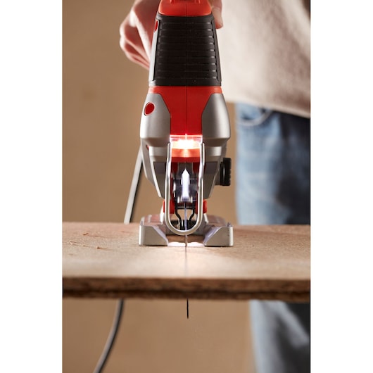 BLACK+DECKER 650W Σέγα Εκκρεμούς κίνησης ρεύματος με 2 λεπίδες και Κασετίνα