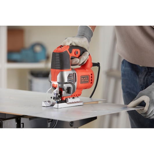 BLACK+DECKER 650W Σέγα Εκκρεμούς κίνησης ρεύματος με 2 λεπίδες και Κασετίνα