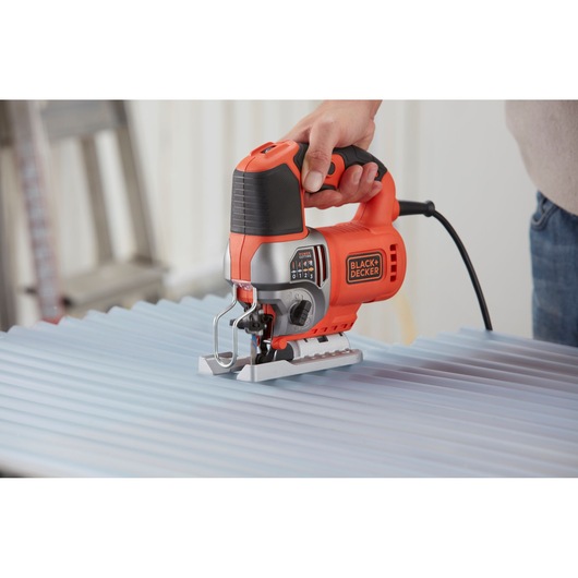 BLACK+DECKER 650W Σέγα Εκκρεμούς κίνησης ρεύματος με 2 λεπίδες και Κασετίνα