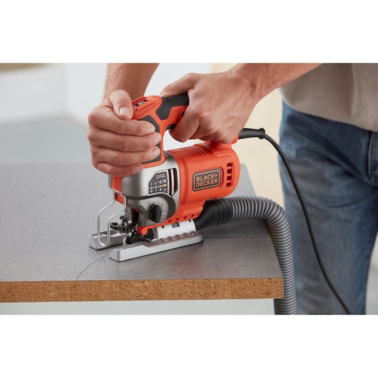 BLACK+DECKER 650W Σέγα Εκκρεμούς κίνησης ρεύματος με 2 λεπίδες και Κασετίνα