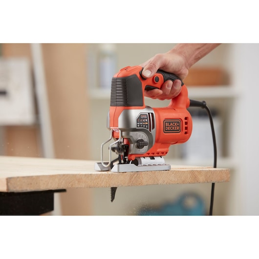 BLACK+DECKER 650W Σέγα Εκκρεμούς κίνησης ρεύματος με 2 λεπίδες και Κασετίνα