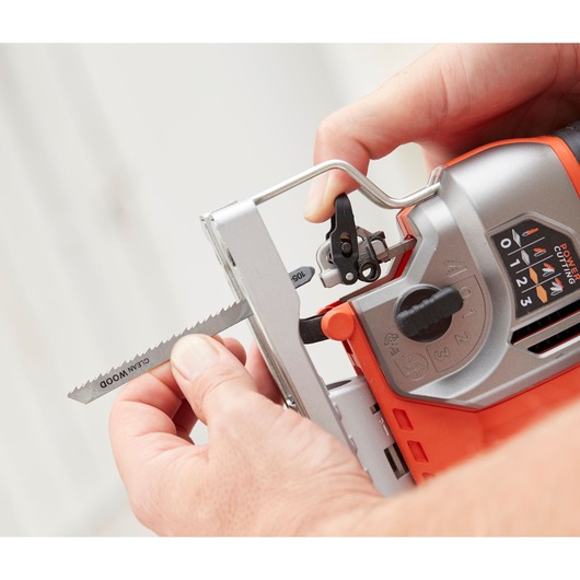 BLACK+DECKER 650W Σέγα Εκκρεμούς κίνησης ρεύματος με 2 λεπίδες και Κασετίνα