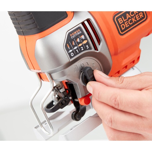 BLACK+DECKER 650W Σέγα Εκκρεμούς κίνησης ρεύματος με 2 λεπίδες και Κασετίνα